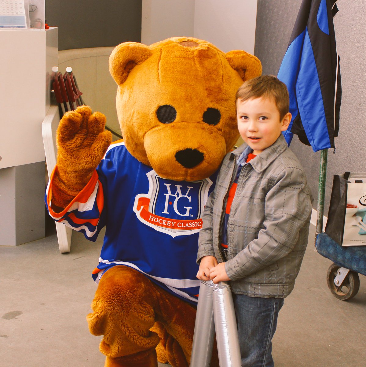 WFGClassic's tweet photo. Mascots &amp; volunteers make any event so much more magical! ✨ #getinvolved #thedonordifference #stollery #WFG https://t.co/UKwd5VnZAq