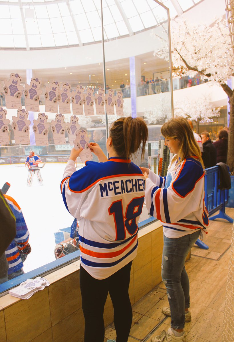 WFGClassic's tweet photo. Mascots &amp; volunteers make any event so much more magical! ✨ #getinvolved #thedonordifference #stollery #WFG https://t.co/UKwd5VnZAq