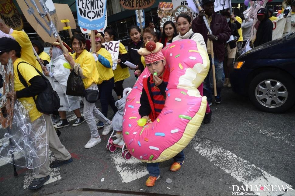 NYDNLocal's tweet photo. New York City's street vendors are tired of a permit limit, just want to serve food legally https://t.co/IDQ2DZlwT0 https://t.co/BmipmHg0qQ