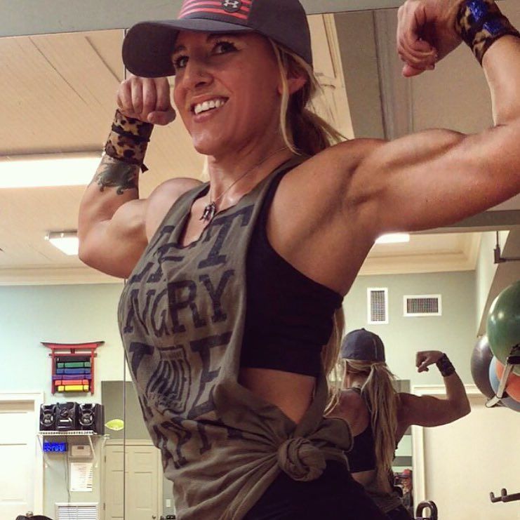 Buffyshots's tweet image. @fitmiss_batten: Friday flex-on💪🏽 Worked some delts tonight…dang those suckers are sore!! Deads tomorrow😈💀

#nodays…