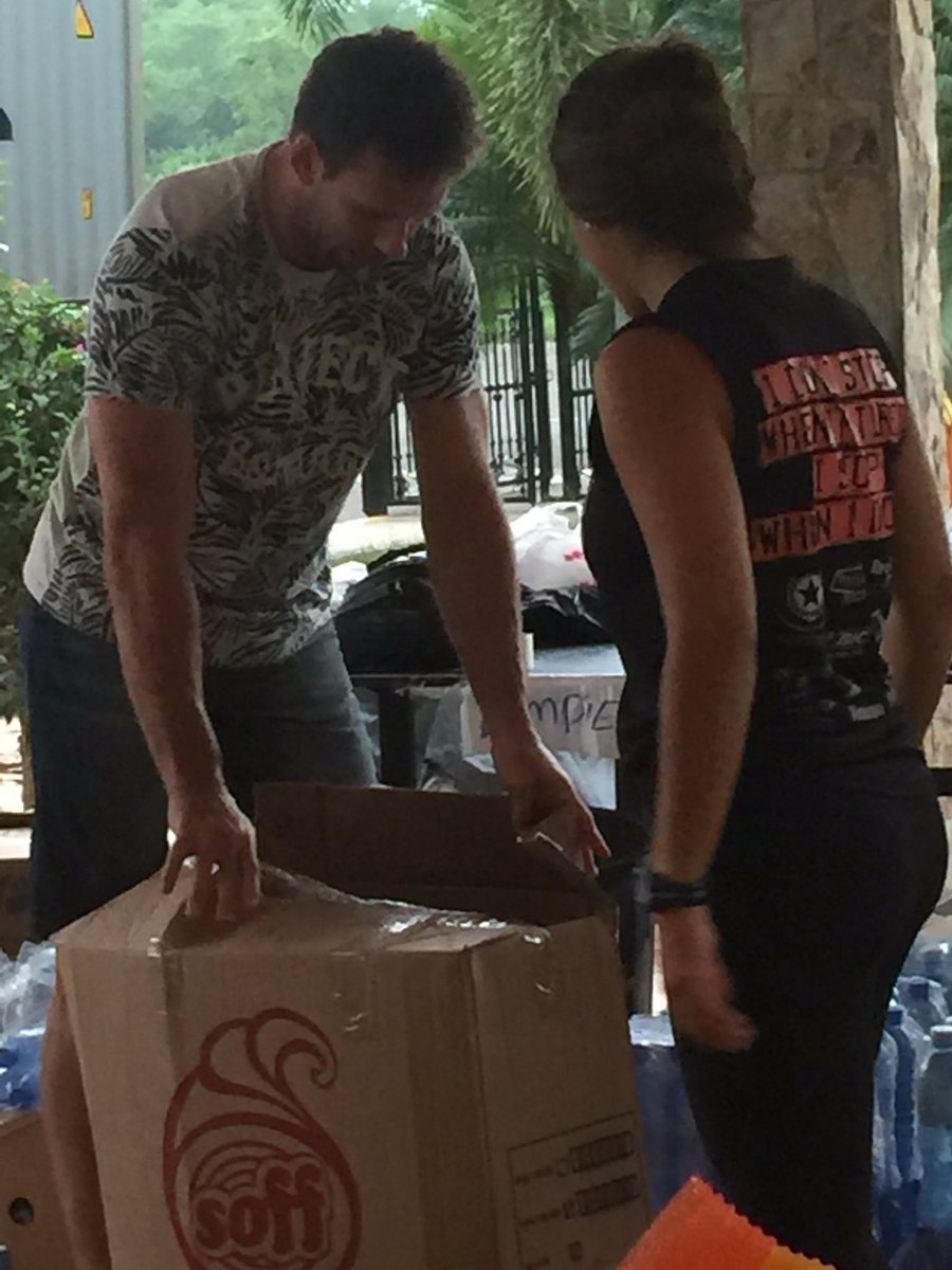 CarlosVictorM's tweet photo. Marcelo Elizaga se suma como voluntario aquí en TerraNostra! Gracias Polaco por tu apoyo y solidaridad #EcuadorUnido https://t.co/CTq3qXbUmz
