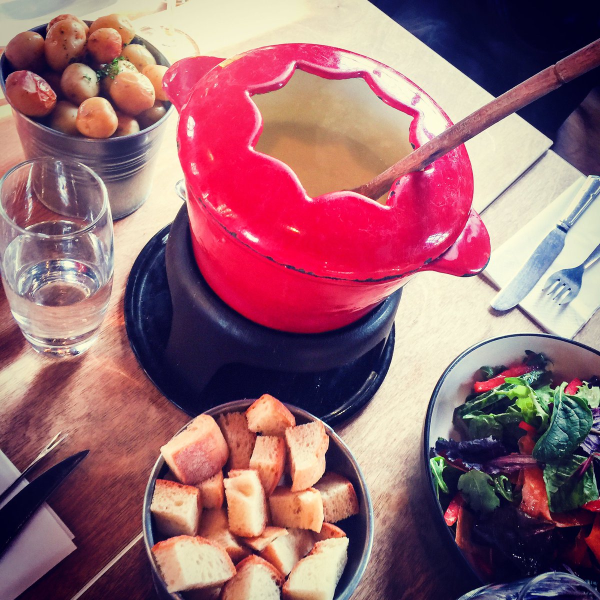 dance2eat's tweet photo. #CheeseFondue on this #April #snowy day in London ❄️❄️❄️
#Fondue @JimmysPopUp @TheLodgeClapham #London #Dance2Eat https://t.co/8sA5DonBdL