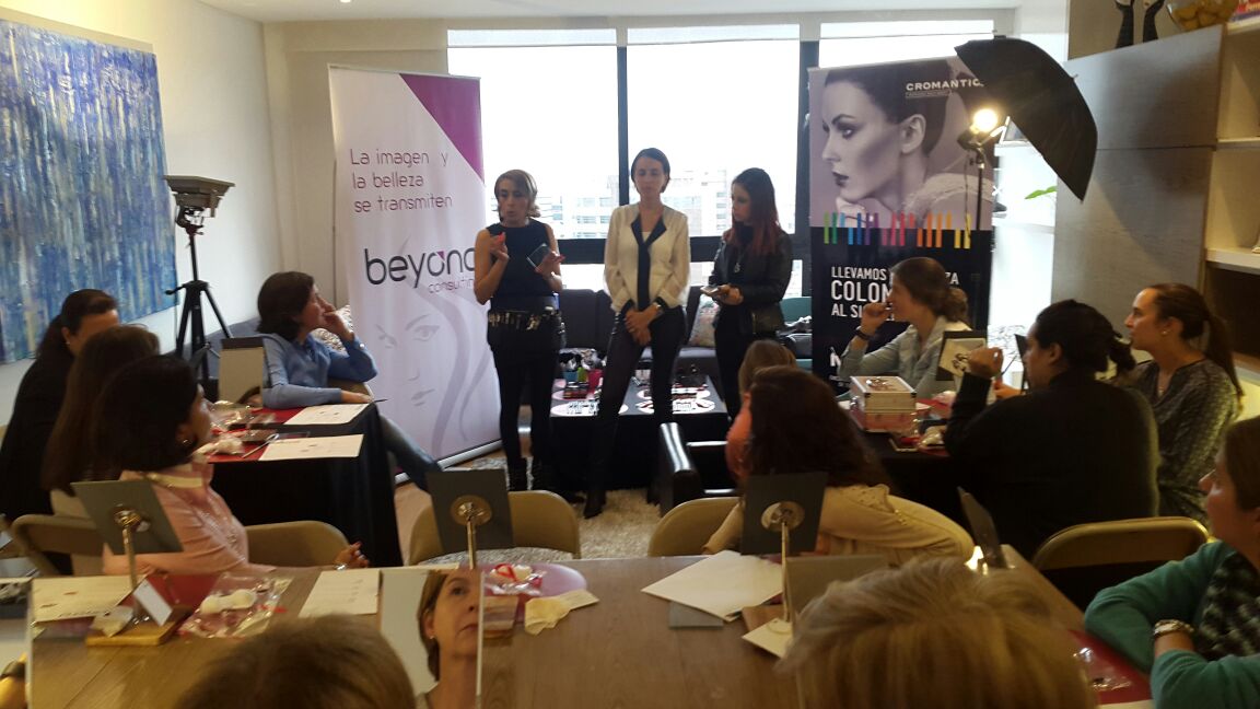 beyondcol's tweet image. ¡EN ESTE MOMENTO!.. Taller de Auto Maquillaje en la casa de Juana Posse y sus Amigas INFO: goo.gl/pPIJCN