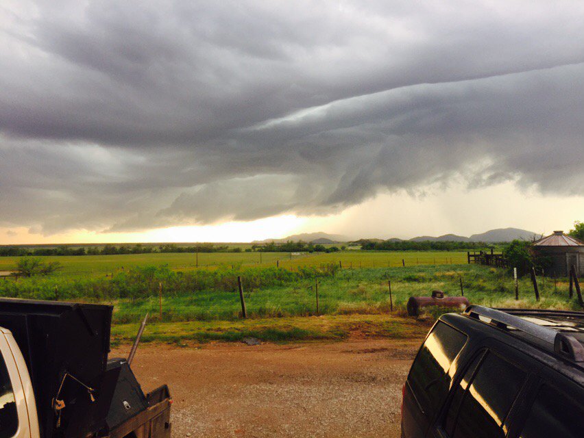 bakerdabosss's tweet photo. @LaceySwope @tornadopayne west of roosevelt 5 miles https://t.co/T3zOjamky7