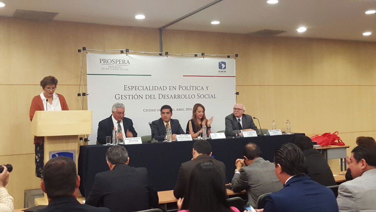 paula_hdz's tweet photo. Entrega de reconocimientos de la Especialidad en Política y Gestión Social #FLACSO para personal #PROSPERA https://t.co/n2kqYhDjWo