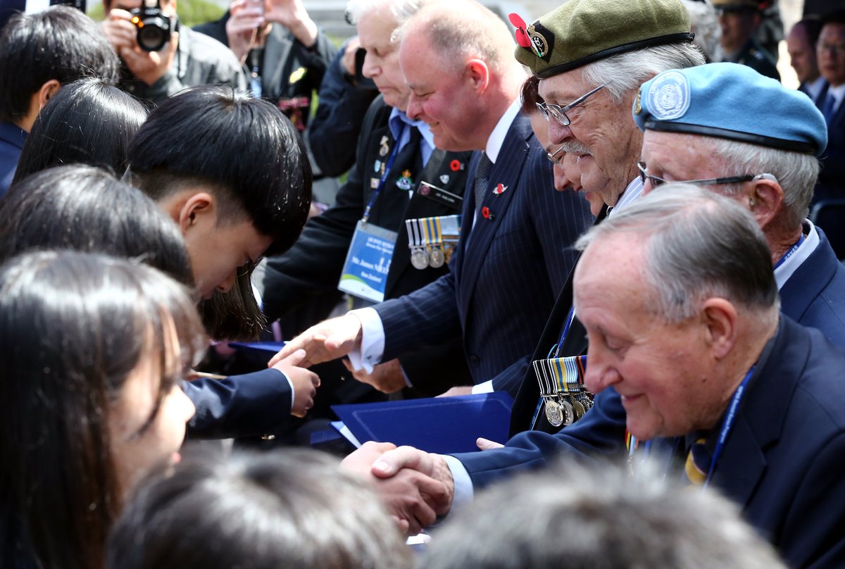 6.25전쟁에서 유엔군으로 우리를 지켜준 영연방참전용사가 60년만에 정부 초청으로 한국을 방문했습니다.24일 가평전투기념식에서 중고등학생에게 장학금도 전달하며 한국이 은혜를 잊지 않은 것에 고마워했습니다.