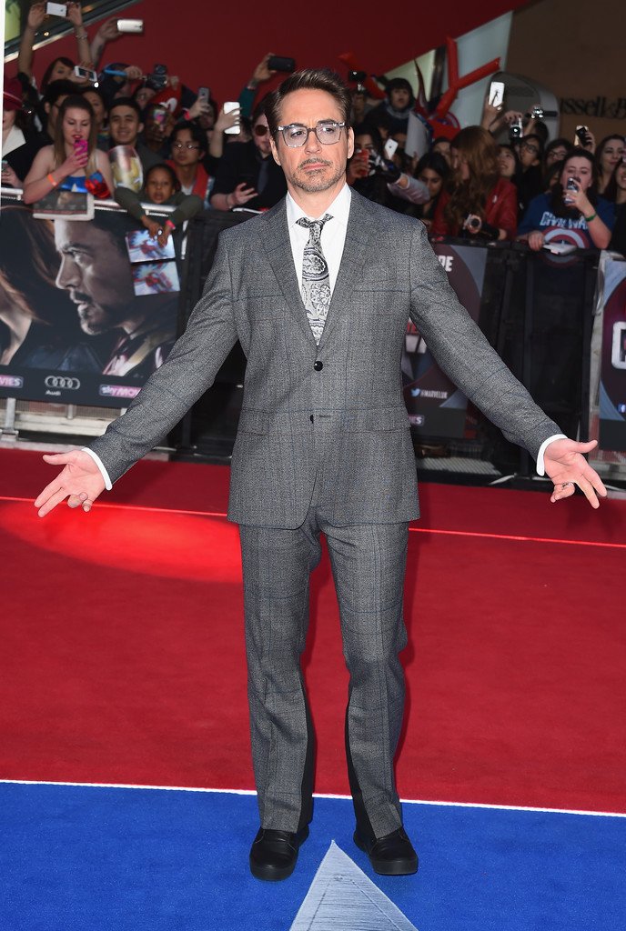 Robert Downey Jr. wore an ETRO suit, shirt and printed tie to the ...