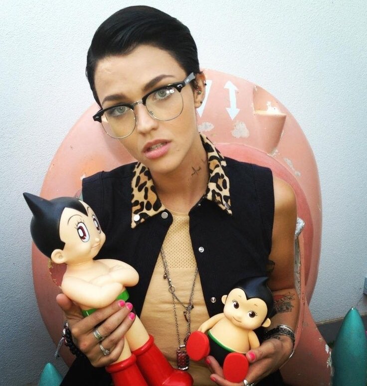 RubysRatpack's tweet photo. #nerdyrubytuesday we adore the nerdy side of Ruby Rose 💚💙 https://t.co/2NILtkbMeN