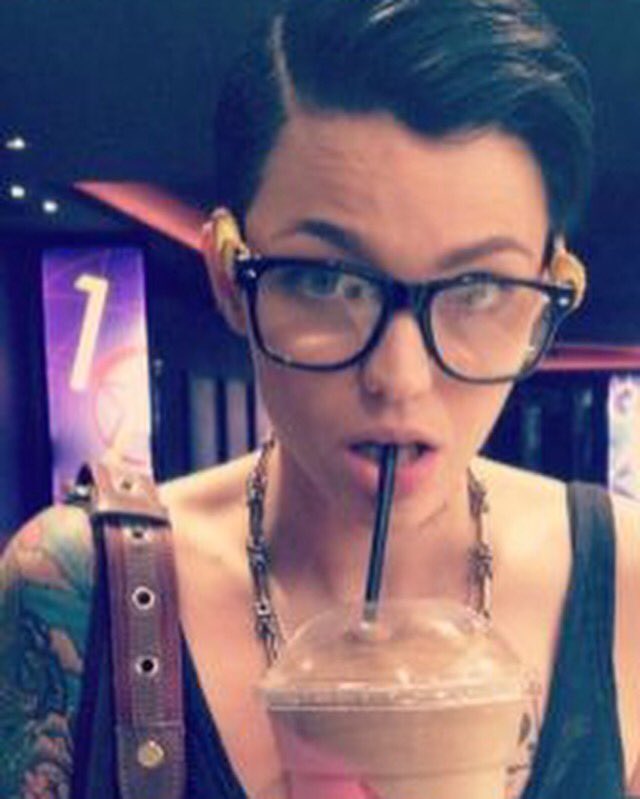 RubysRatpack's tweet photo. #nerdyrubytuesday we adore the nerdy side of Ruby Rose 💚💙 https://t.co/2NILtkbMeN