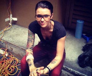 RubysRatpack's tweet photo. #nerdyrubytuesday we adore the nerdy side of Ruby Rose 💚💙 https://t.co/2NILtkbMeN