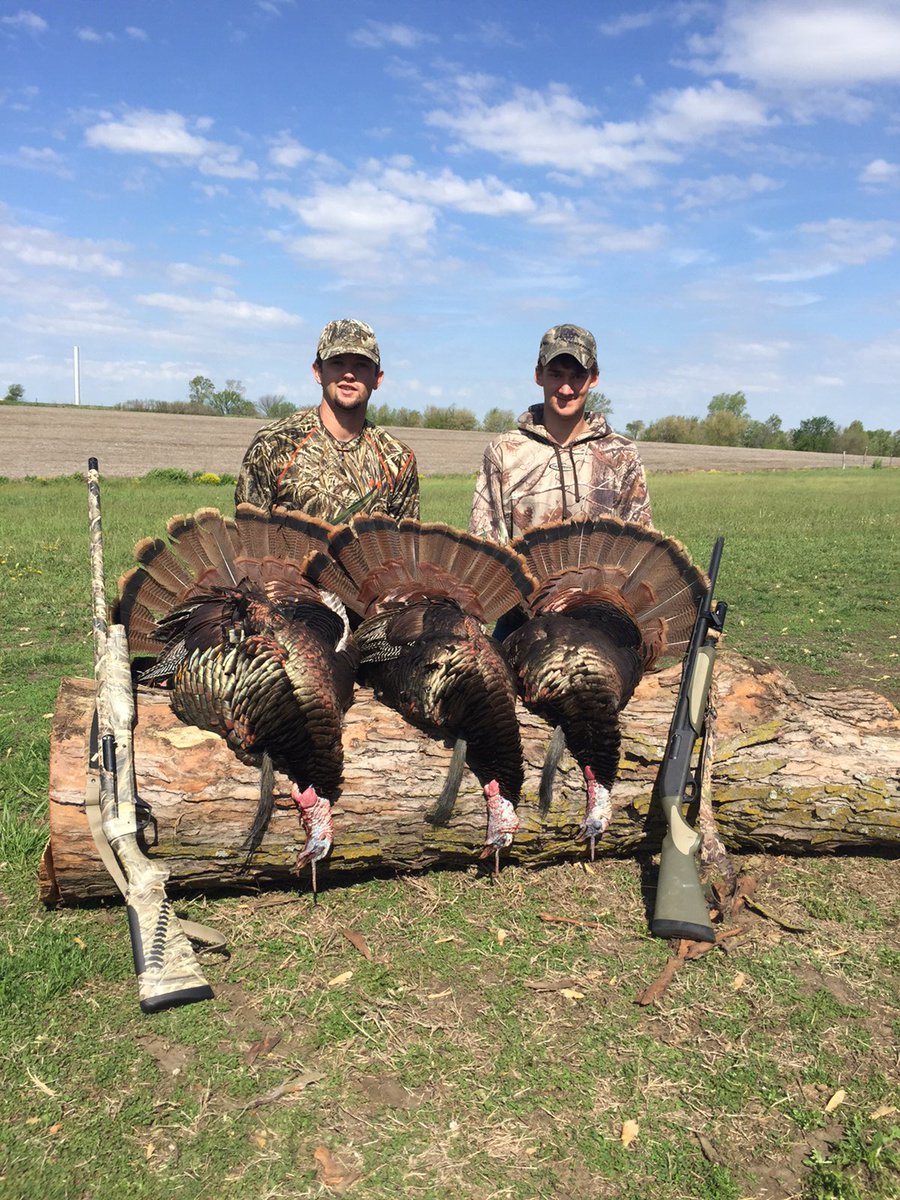 KelbyMestagh's tweet photo. It was a good weekend! @evan_deneke #avianxdecoys #benelli https://t.co/xSMGqy7yHG