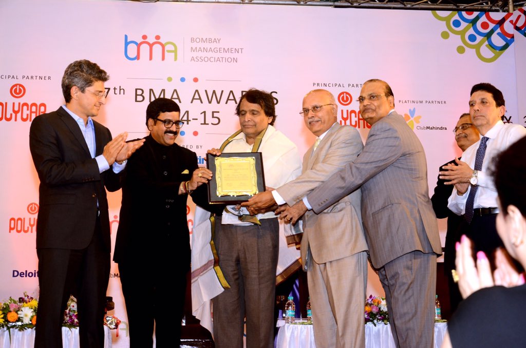 @sureshpprabhu receiving the ' BMA Change Catalyst of the Year Award 2015 '. @bomanrustom @rramakrishnans