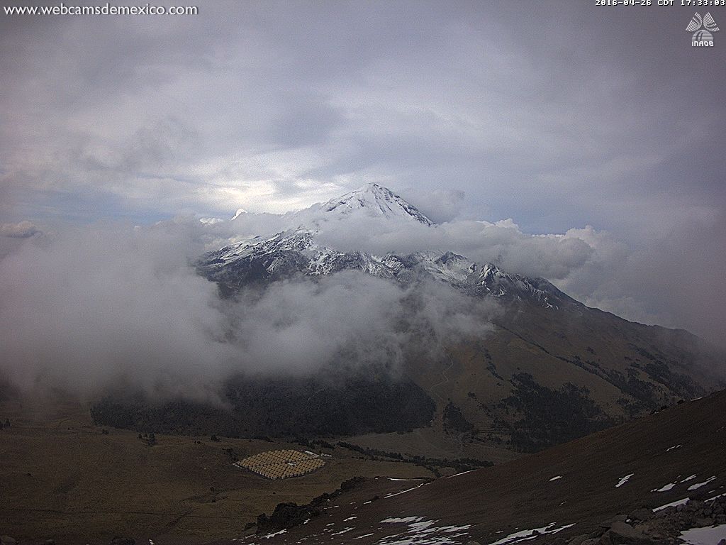 webcamsdemexico's tweet photo. Una de las escasas apariciones del Pico de Orizaba esta tarde, las nubes lo han tenido oculto: https://t.co/q8xUmEUD3s