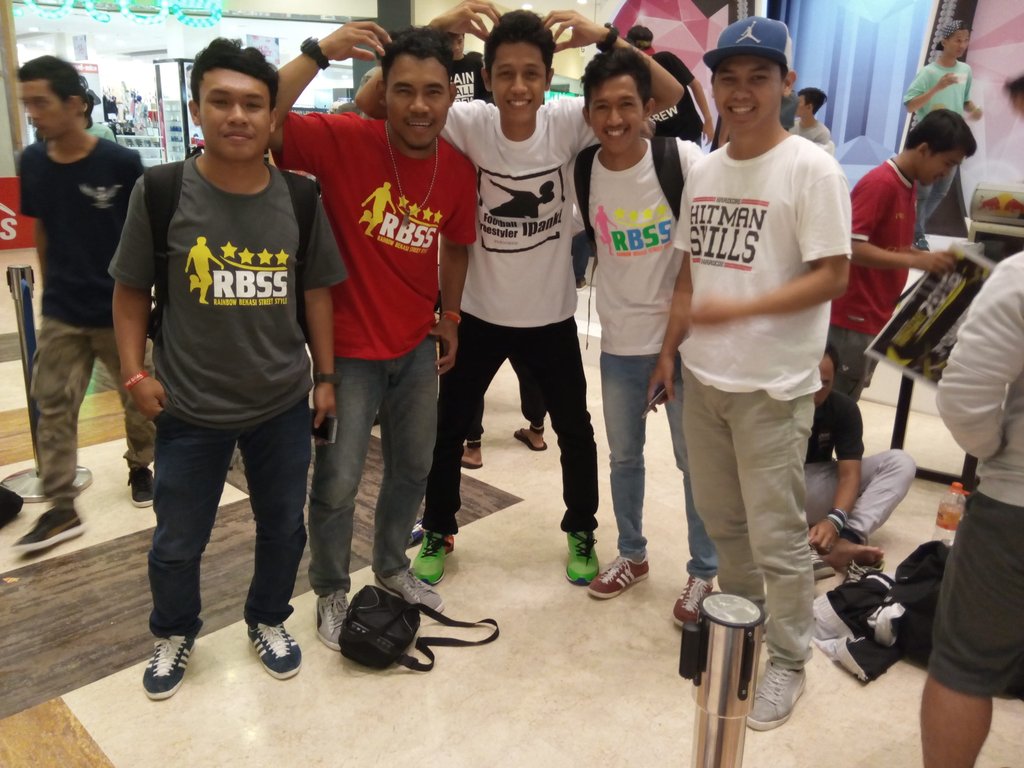 <a href="/FstyleRainbow/">RBSS Official</a> After <a href="/ggpmall/">Grand Galaxy Park</a> freestyle football Championship 2016!
Congrats @FSHenry For 4th Place 👊