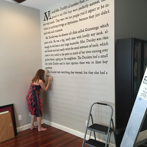 BuzzFeedBooks's tweet photo. This Woman Painted The First Page Of “Harry Potter” On Her Wall https://t.co/fpseTGrSJM https://t.co/r7sO9gJXB2