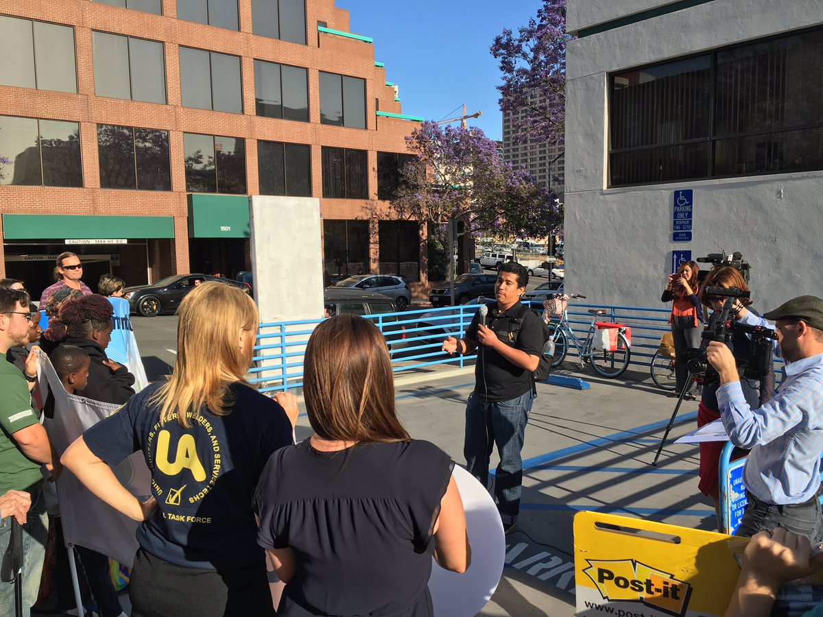sdclimateaction's tweet photo. Roberto Torres says he wants better, faster transit for students and everyone #SDforwardnotbackward https://t.co/GuquHG9uB6