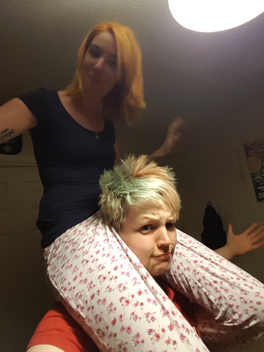 toe_knee42's tweet image. Not what she had in mind when she said carry me to bed. @JessicaGiraffe #sleep #shouldercarry