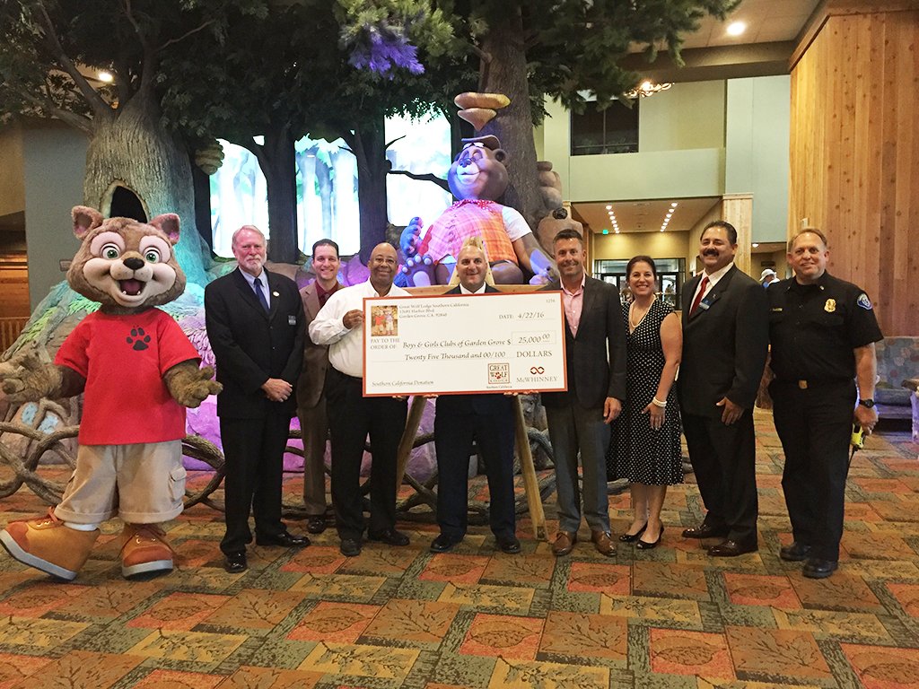 GreatWolfLodge's tweet photo. We’re howling about a great organization in #SoCal! Together with @mcwhinneyco we donated $25,000 to @BGCGG. #BGCGG https://t.co/clMQhPYqjc