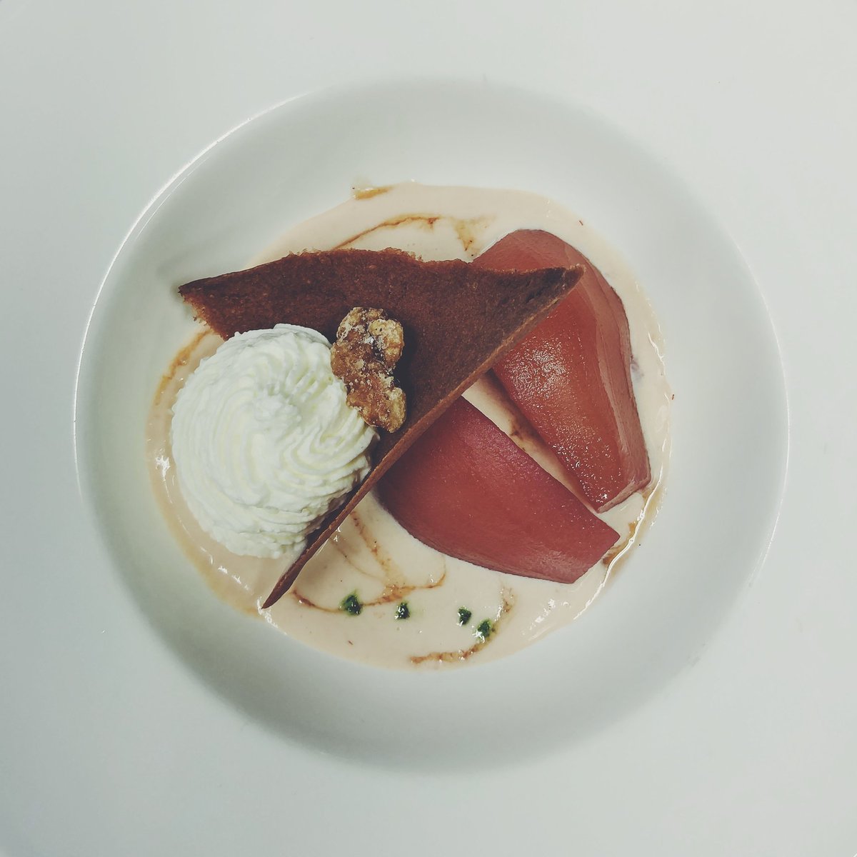 abe_erb's tweet photo. 4th course: Port poached pear + strawberry creme anglaise l Hefeweizen l Riesling #grapesandgrains #brewmasterstable https://t.co/TvXBubYzpx