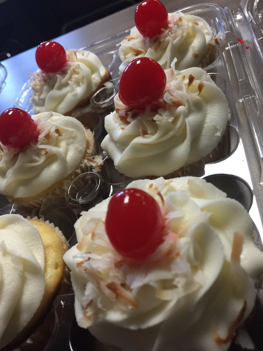 ThingsSprinkles's tweet photo. Piña Colada Cupcakes anyone? 😋 https://t.co/c4qUbmq1Su