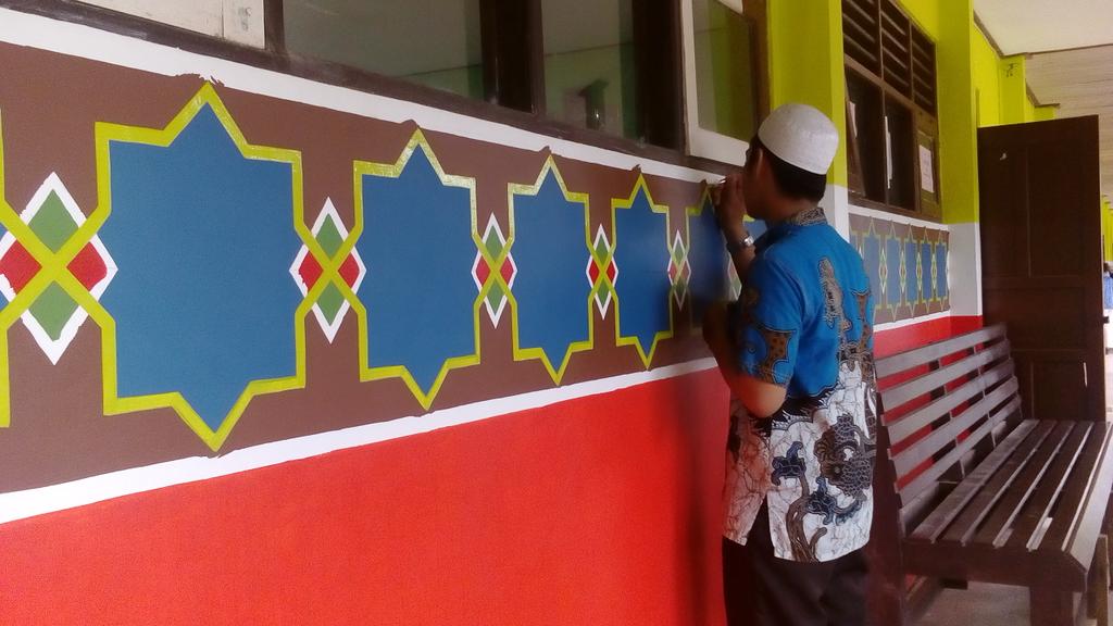mtsnbinuang's tweet photo. Hari ini pak guru ini sedang memperindah madrasah kita tercinta, semangat pak https://t.co/n1LmTBIDLp