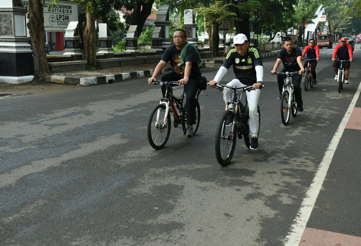 DediMulyadi71's tweet photo. jalan masih belum kering sepenuhnya, terlihat bekas sapaan hujan semalam. mari mengayuh negeri dengan cinta https://t.co/rzQUJF4kpP