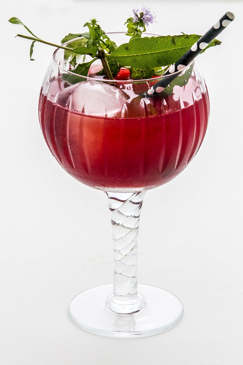 #LaHijaDeLaLuna por @FlopaDibuja.
Jugo de sandía, arándanos macerados en Campari, miel, menta y cedrón.