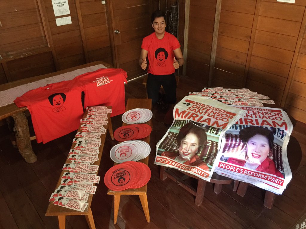 imsoFRANKeee's tweet photo. Maraming Salamat MADAM MIRIAM &amp;YFMNat'l HQ sa mga padalang camp mats tuloy ang kampanya
#siMIRIAMangSAGOT
#MDS2016 https://t.co/7CsLnBbjPs