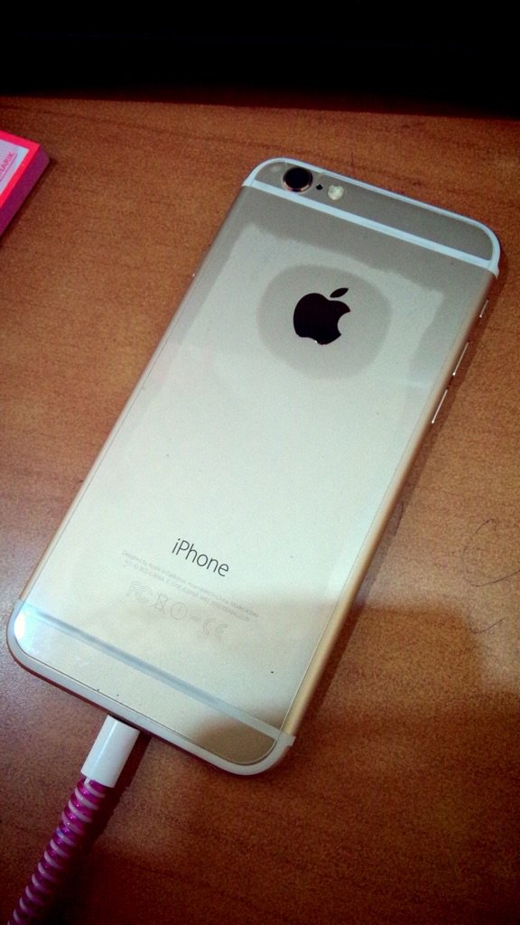 triana91's tweet photo. @infotegal jual iPhone6 16gb gold kondisi sangat istimewa,garansi internasional,lengkap! cp 085728278882 #pasarTGL https://t.co/uEfICTIIPr