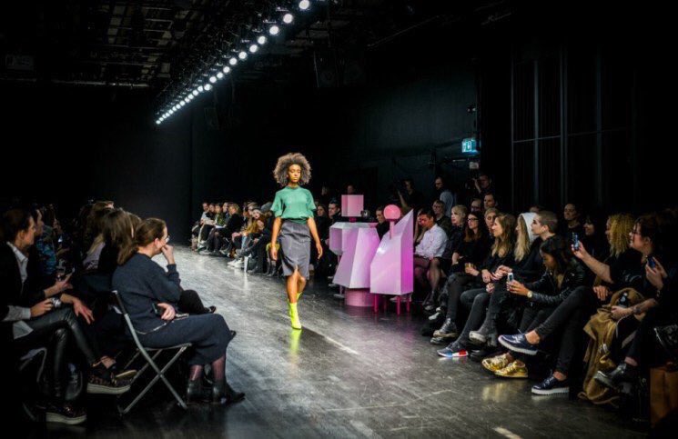 FashNerd's tweet photo. FashNerd | Robots On The FROW at Stockholm FashionWeek https://t.co/udG1K9avr6 #FashionTech #RunwayTech #CatwalkTech https://t.co/VcJNmUqiFO