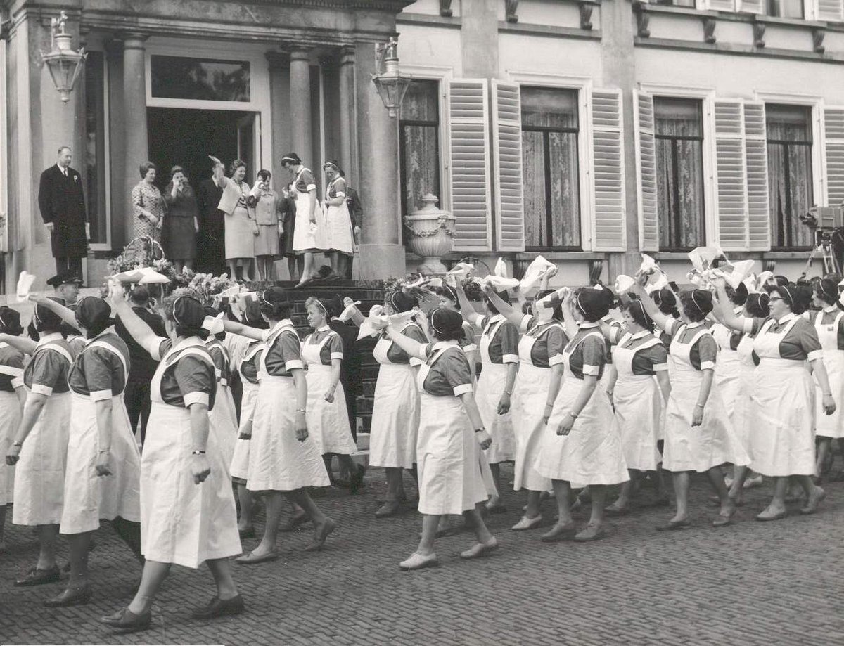 Zwaaiend met de Groene Kruisvlag groeten #wijkverpleegkundigen in 1961 de jarige vorstin <a href="/Koningsdag_2016/">KoningsdagZwolle</a> <a href="/VenVN_MGZ/">Verpleegkundigen Maatschappij & Gezondheid</a>