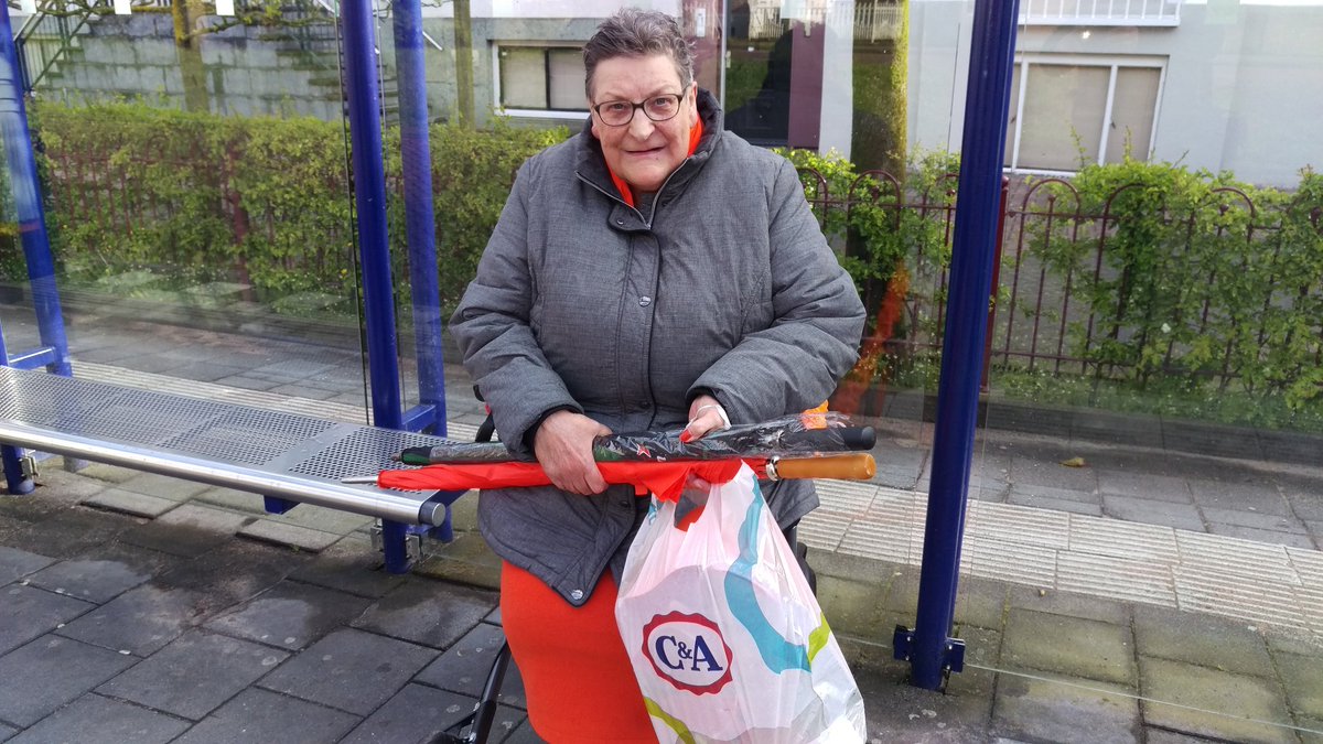 Ria van Ommen is er uiteraard ook :-) Ze heeft Zwolse Balletjes voor de prinsesjes  #koningsdagzwolle