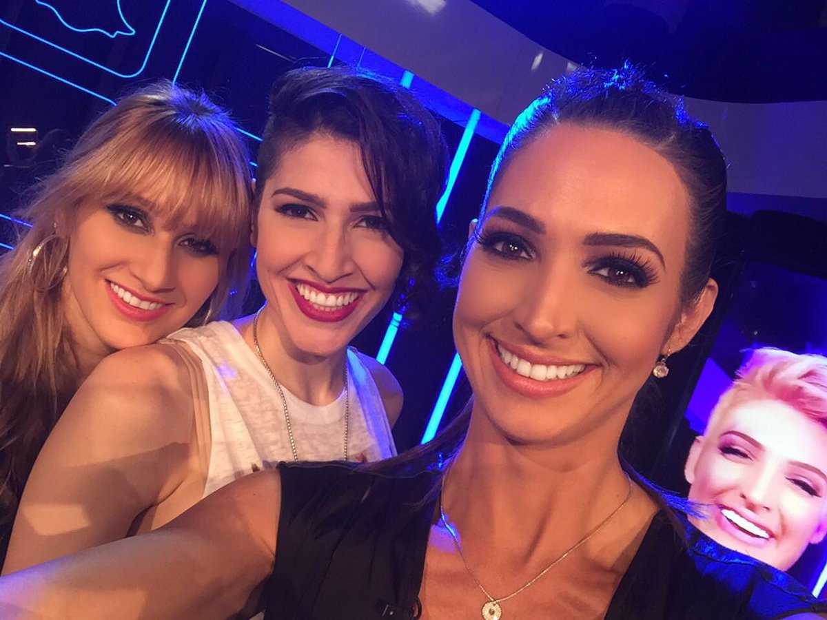 CsiErika's tweet photo. Las chicas de @haashoficial ya están listas para los @LatinBillboards no se los pueden perder #Billboards2016 https://t.co/QeGP5duc7T