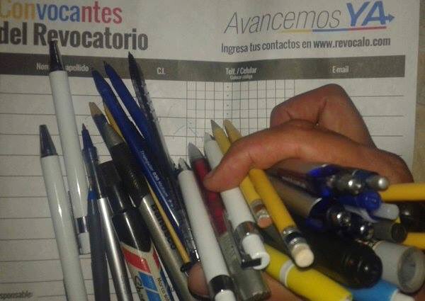 _QueenManaza's tweet photo. Yo cuando firmé el revocatorio. https://t.co/CjDsXQq2sT