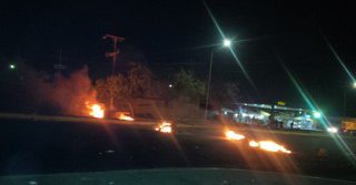RT <a href="/ReporteYa/">Reporte Ya</a>: #26A Trancan la C-2 por fuerte protesta en adyacencias de Corpoelec [+Fotos] via <a href="/VersionFinal/">Diario Versión Final</a>