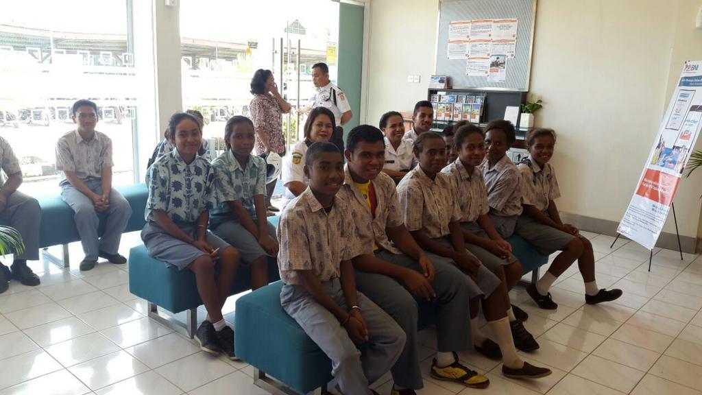 Suasana penuh senyum SMA YPK Merauke saat antri untuk proses pencairan PIP.