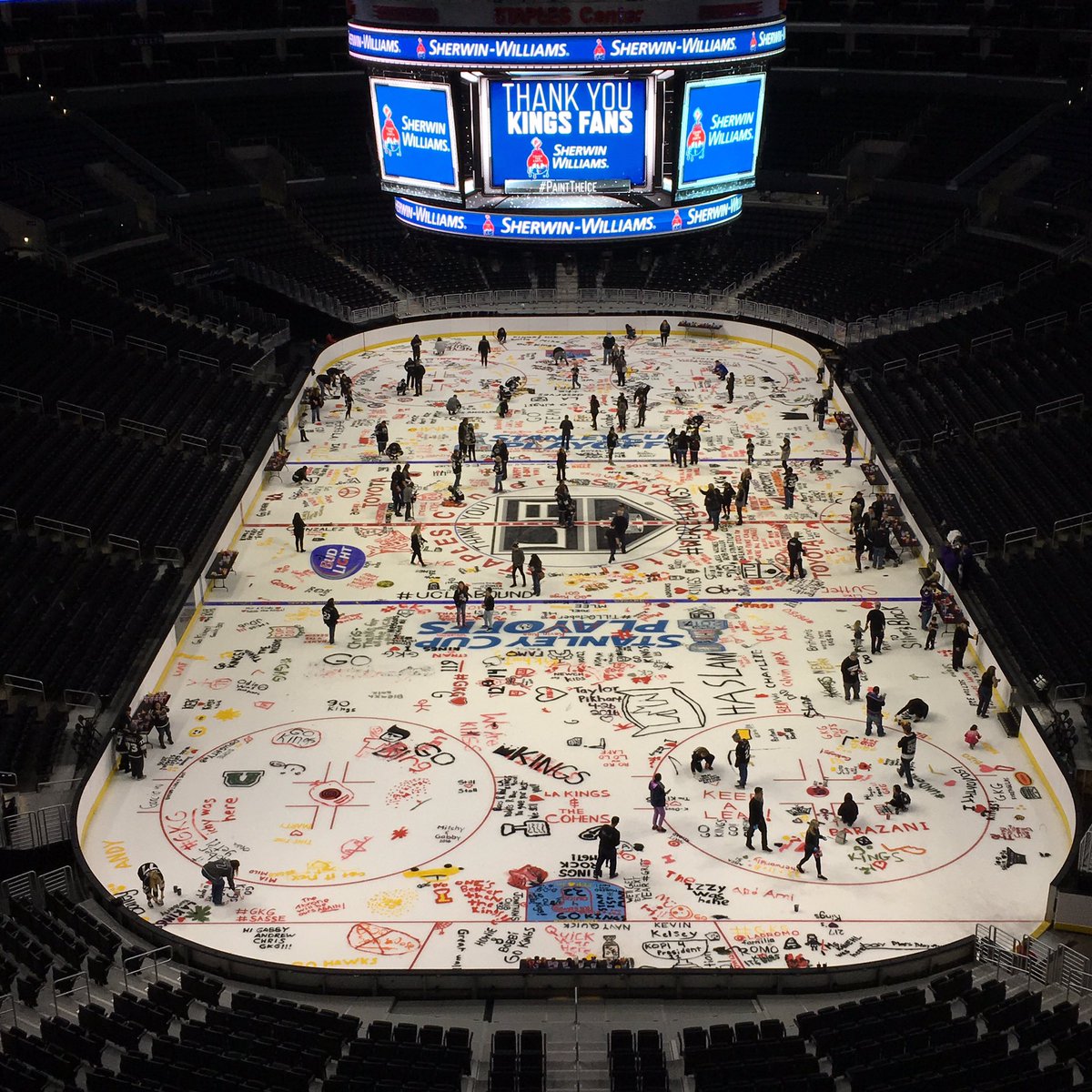cryptocomarena's tweet photo. When @LAKings invite fans to #PaintTheIce 😢 https://t.co/cbeE6gU1yQ
