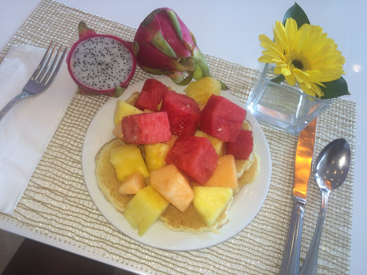 cchambersss's tweet photo. 🌱 Fresh #Vegan pancakes stacked with #Watermelon #Cantaloupe melon #Pineapple #DragonFruit all from this beautiful 🌍 https://t.co/X2BXCrGcmg