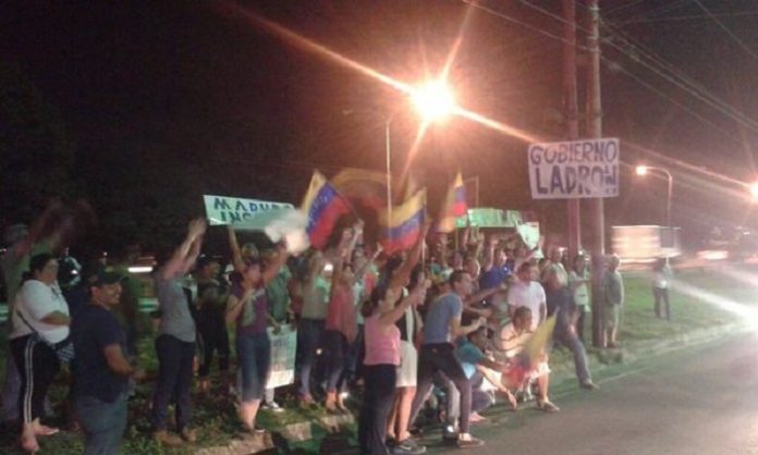 DolarToday's tweet photo. Gobierno apaga Carabobo y el pueblo la enciende con protestas (Video)
https://t.co/RA0tcN6fA3 https://t.co/i5CiB0fmZK