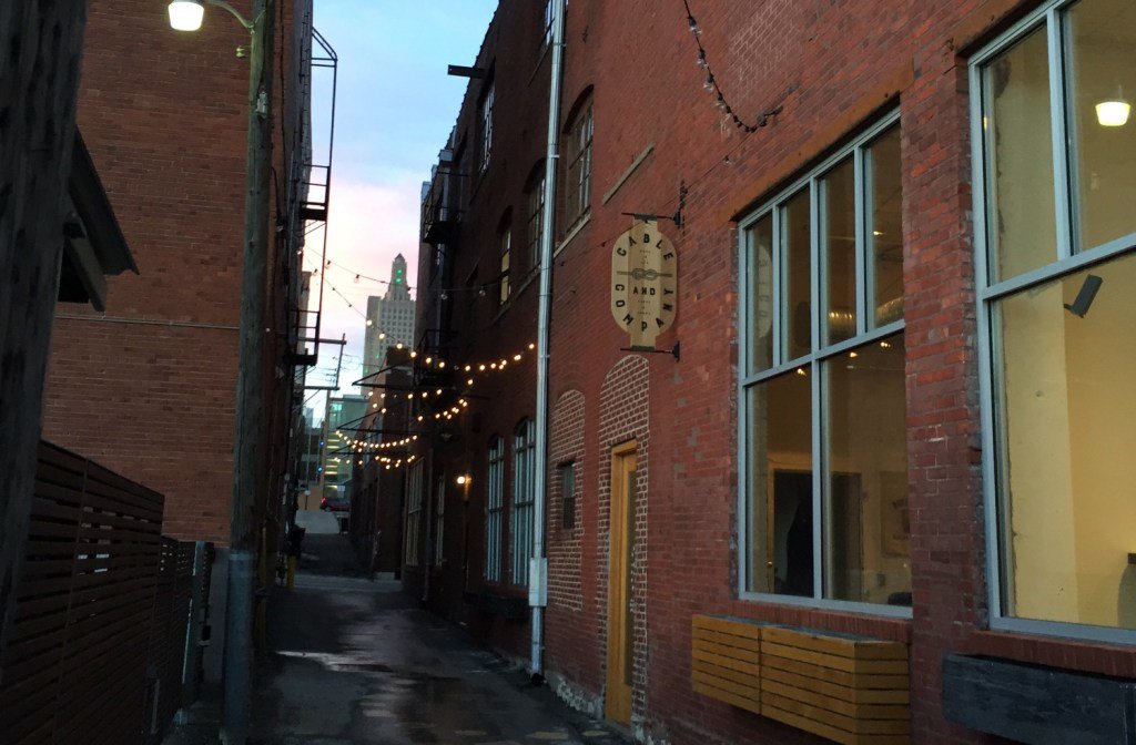 Cable &amp; Company in the Crossroads Art District downtownlivingkc.com/2016/04/26/cab…