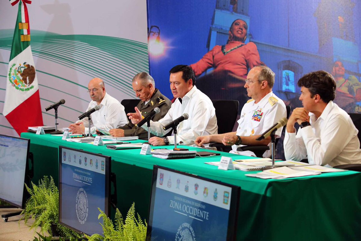 osoriochong's tweet photo. Esta noche estamos en Manzanillo, con los gobernadores de la región Occidente, evaluando acciones para cada estado. https://t.co/yNdJHiqxgB