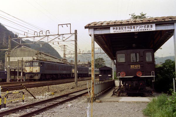 横川駅前に展示されていたアプト式のED42-1。その隣を通過するのは、次