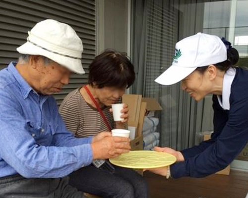 _TzuChi's tweet photo. In Kumamoto, Japan, Tzu Chi volunteers began surveying the need and providing hot tea, meals for quake survivors. https://t.co/FLYJ50ux56