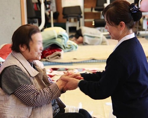 _TzuChi's tweet photo. In Kumamoto, Japan, Tzu Chi volunteers began surveying the need and providing hot tea, meals for quake survivors. https://t.co/FLYJ50ux56