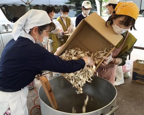 _TzuChi's tweet photo. In Kumamoto, Japan, Tzu Chi volunteers began surveying the need and providing hot tea, meals for quake survivors. https://t.co/FLYJ50ux56