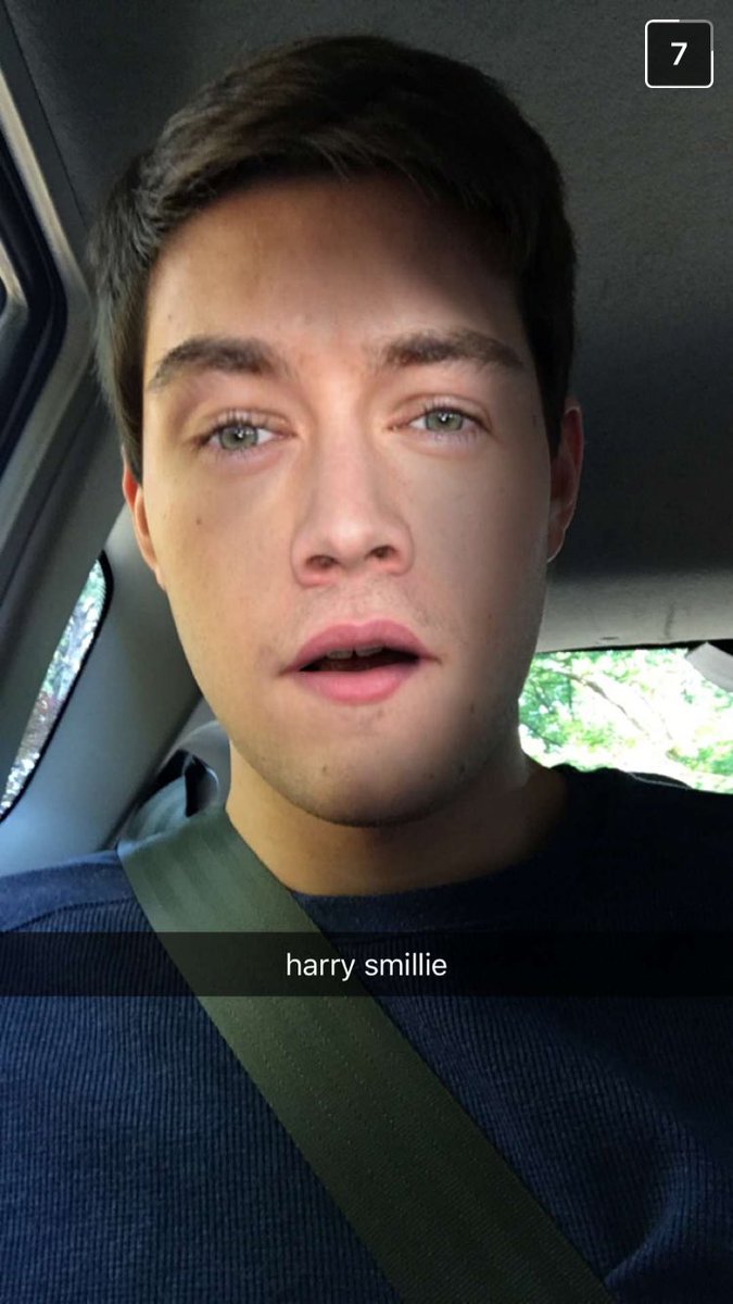 amandagrxce's tweet photo. my boyfriend or Harry???? https://t.co/JPpPPUdXlJ