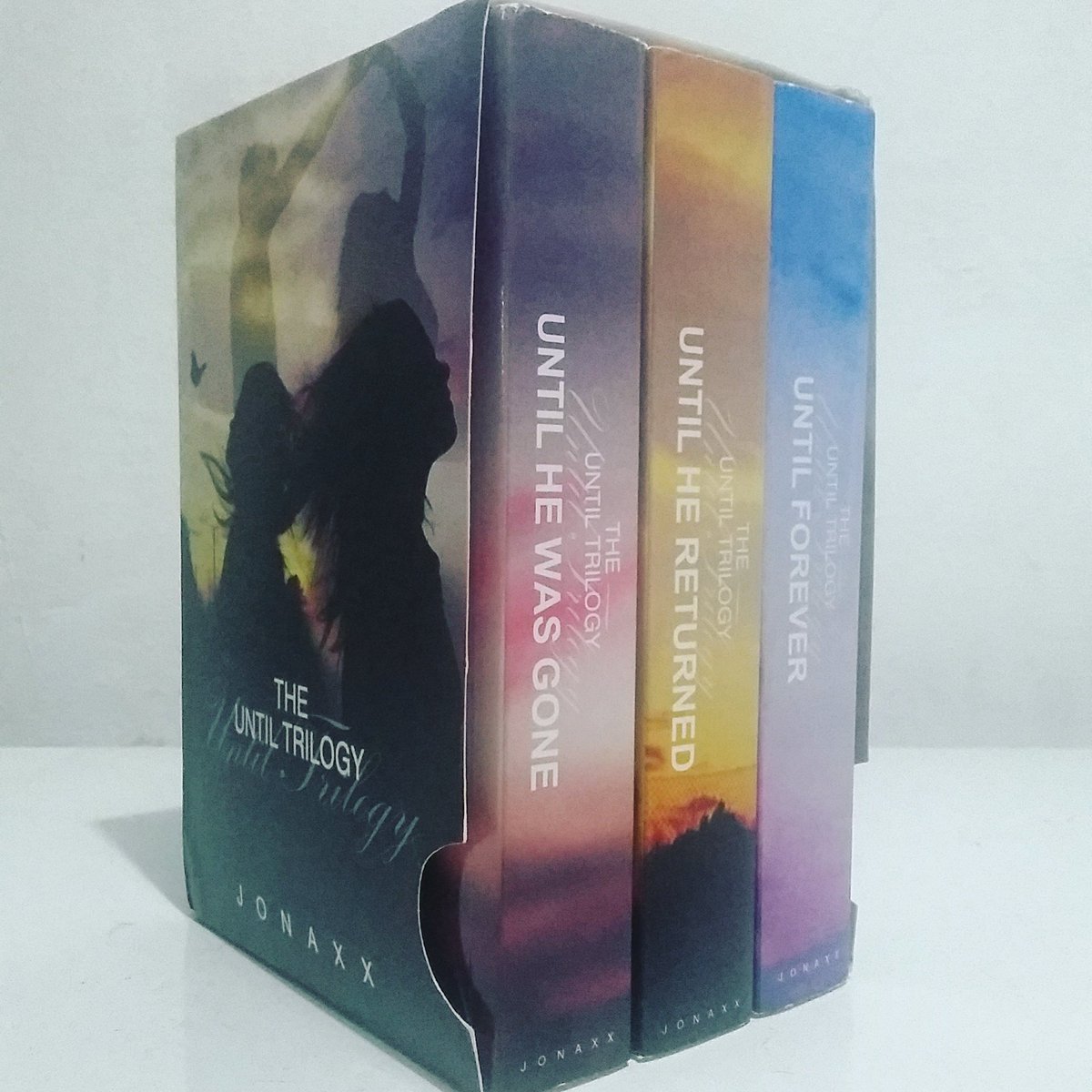 aceseraphine08's tweet photo. All heartaches you're feeling now, there's still something beautiful will happen. ❤💙💚💛💜 #UTBundleArrived @jonaxx_WP https://t.co/iLkMpXrvsu
