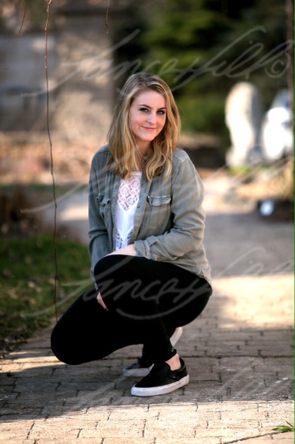 EmmandJen's tweet photo. Just a few of my senior pictures☺️ https://t.co/gMZga3K1RA
