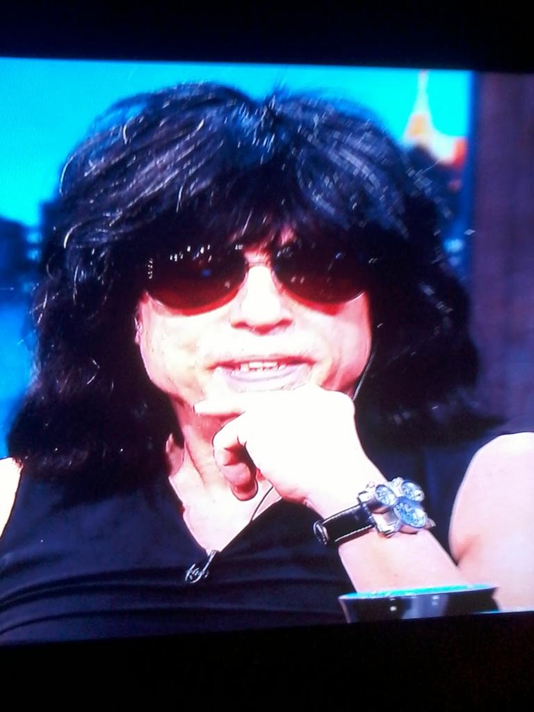 Jacquelineldsr's tweet photo. Q cabelo mais feio do #MarkRamone hahahaha 😂😂😂😂 parece uma peruca #TheNoite kkk @SBTonline @No_SBT https://t.co/1lUeQCJ1if