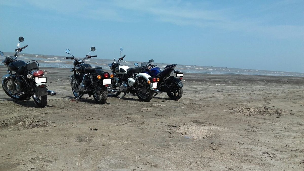 royalgunner89's tweet photo. Beautiful mornin spent on the beach. #royalgunners #royalenfieldblog #bullet500 #classic350 #electra #yamaha https://t.co/mz1Jpc7mLL
